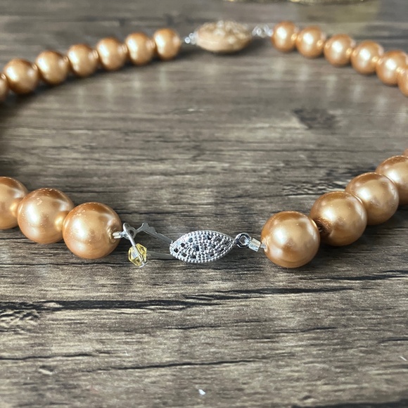 Vintage gold tone faux pearl baroque necklace - Picture 5 of 5